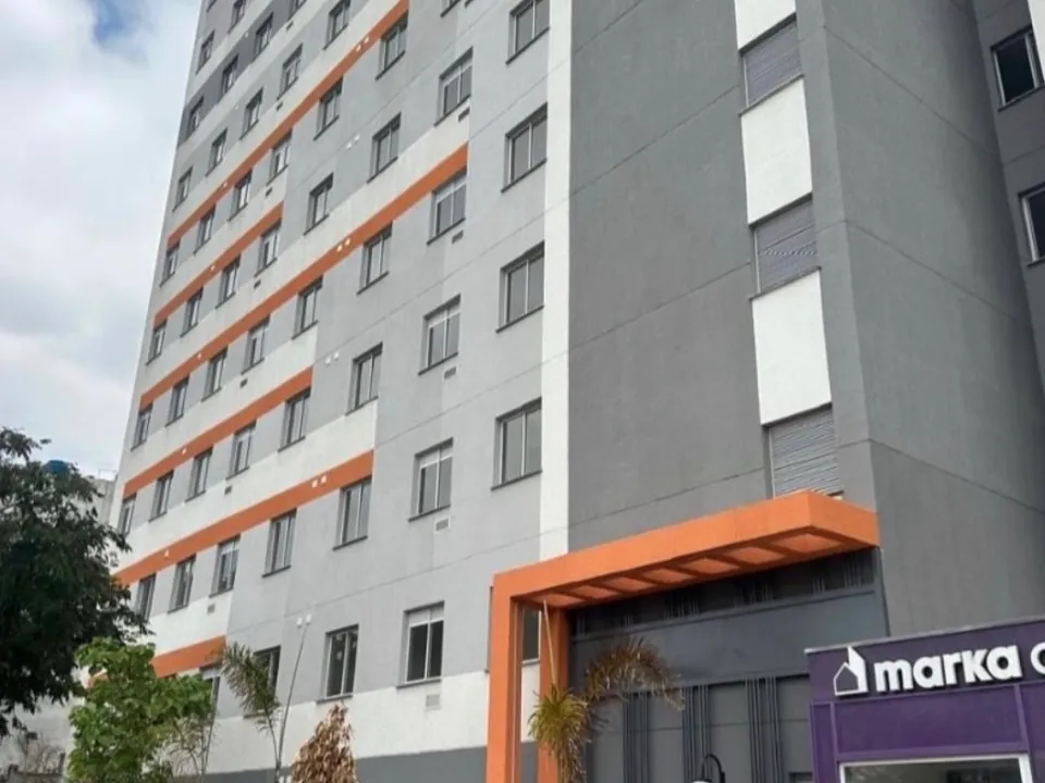 Edifício residencial concluído com detalhes laranja na fachada