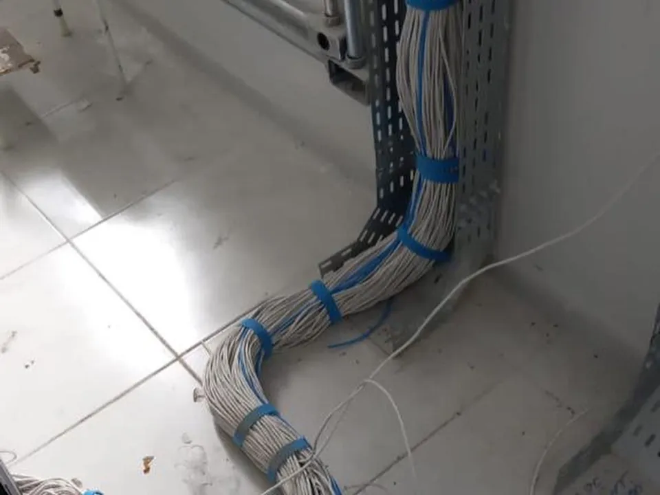 Cabeamento estruturado organizado em eletrocalha