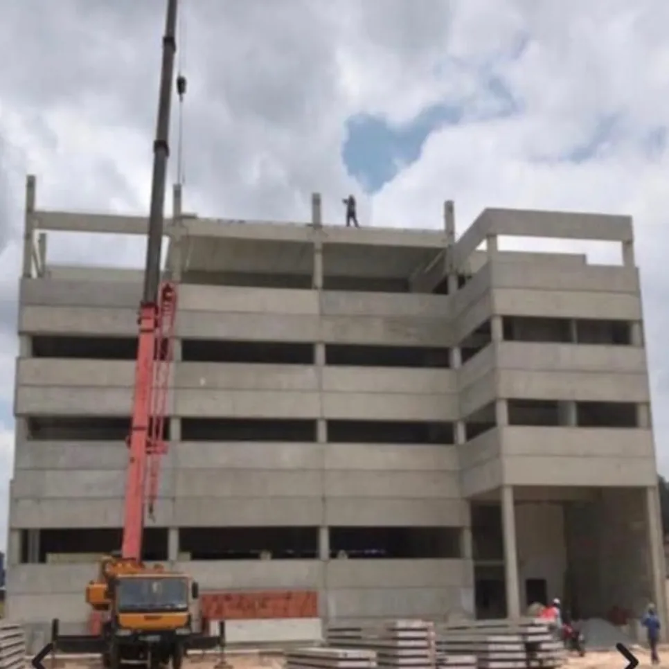 Edifício comercial em estrutura pré-moldada com guindaste