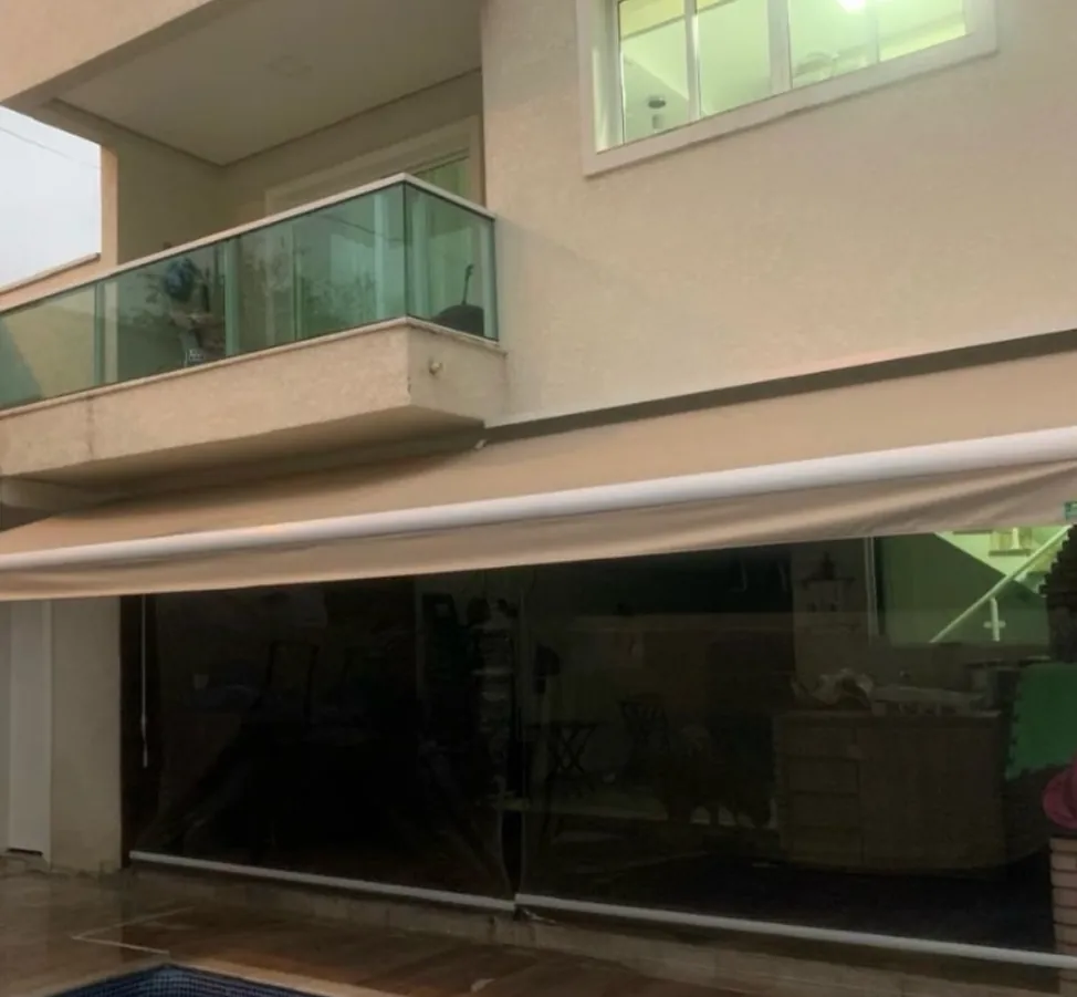 Residência com piscina e varanda envidraçada